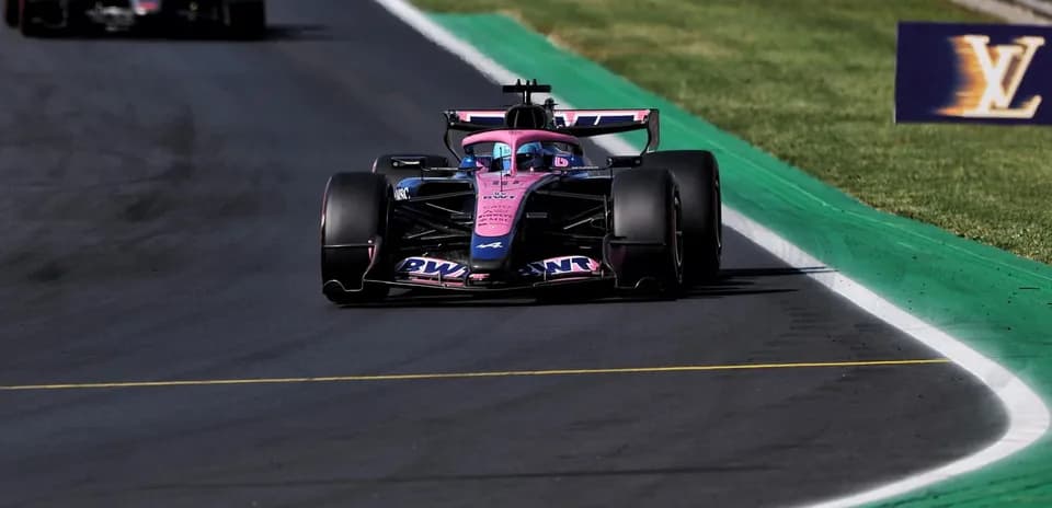 Voiture de Formule 1 en course sur circuit