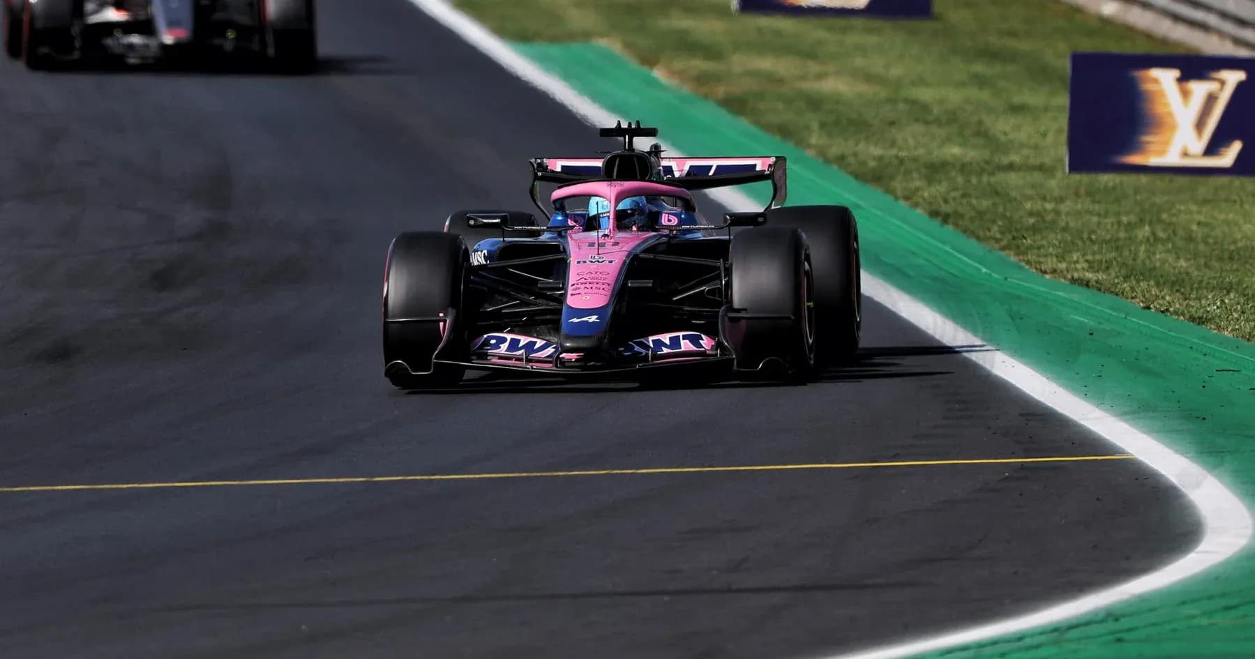 Voiture de Formule 1 en course sur circuit
