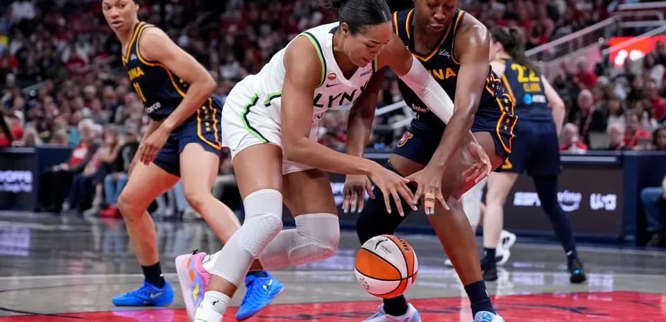 Deux joueuses de basket-ball disputant le ballon