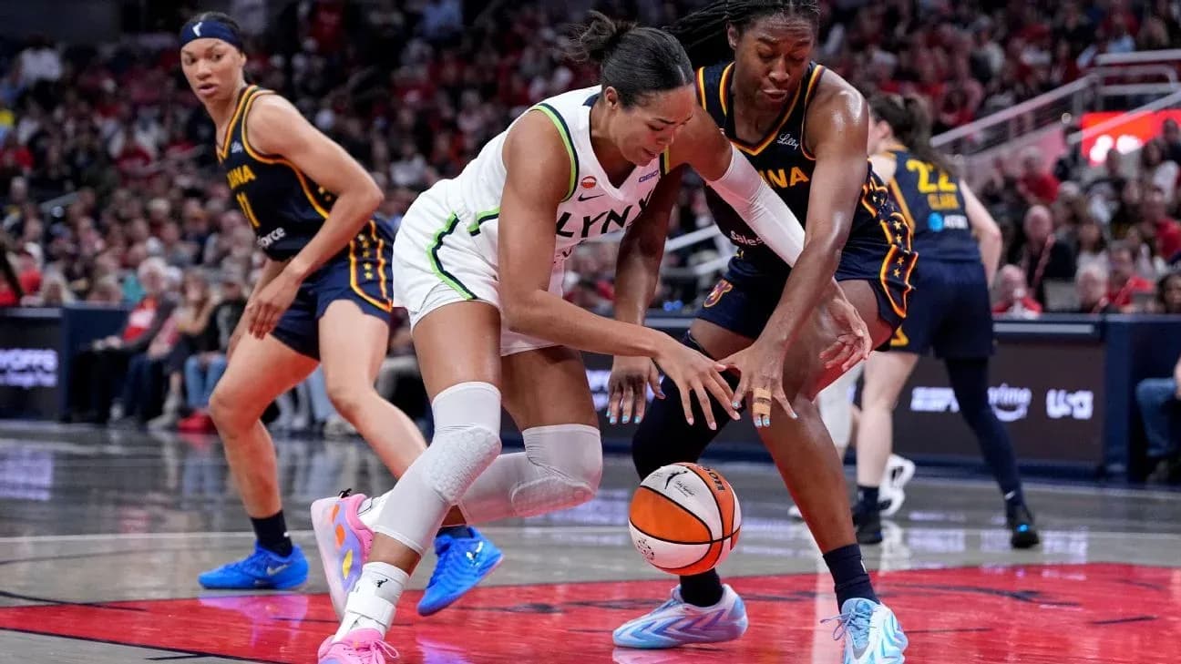 Deux joueuses de basket-ball disputant le ballon