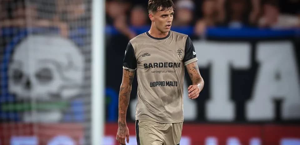 Joueur en uniforme de football sur le terrain