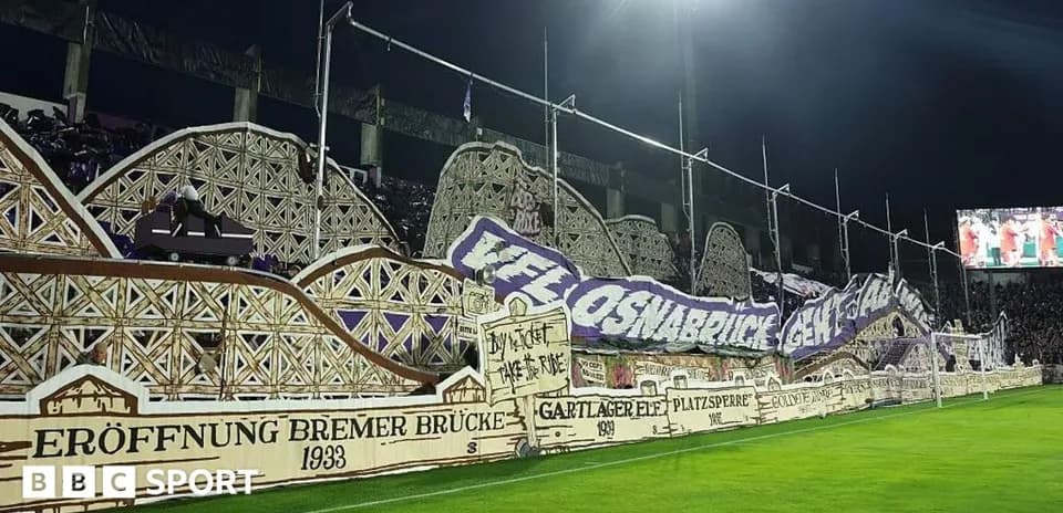 Banderoles des supporters au stade pour Osnabrück