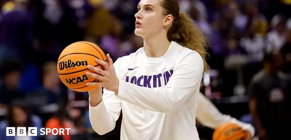 Joueuse de basketball s'échauffant avec un ballon