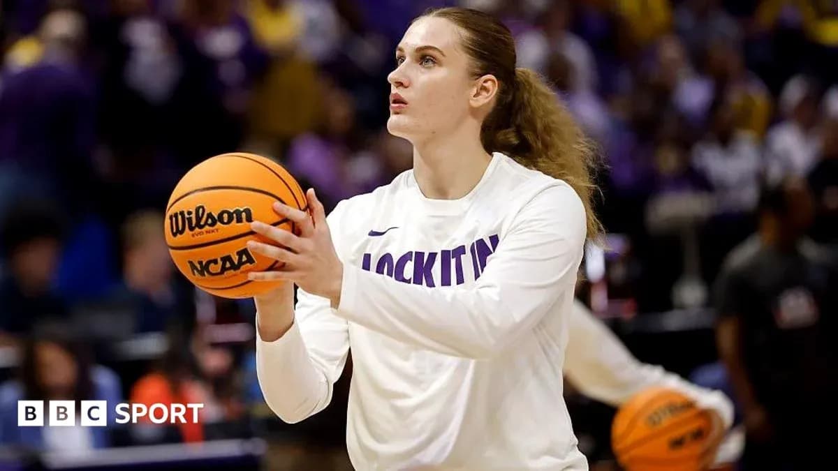 Joueuse de basketball s'échauffant avec un ballon