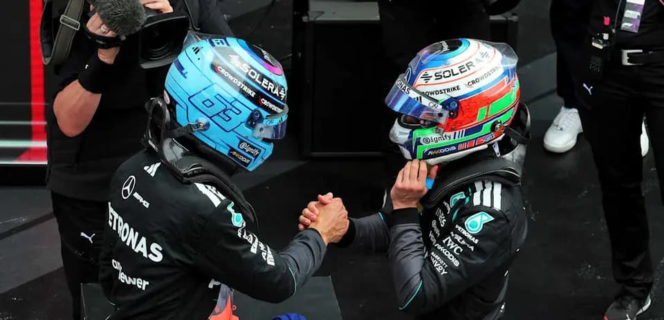 Pilotes de F1 se serrant la main sur le podium