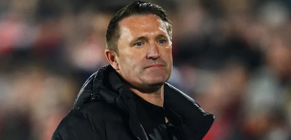 Entraîneur observant le match depuis la touche