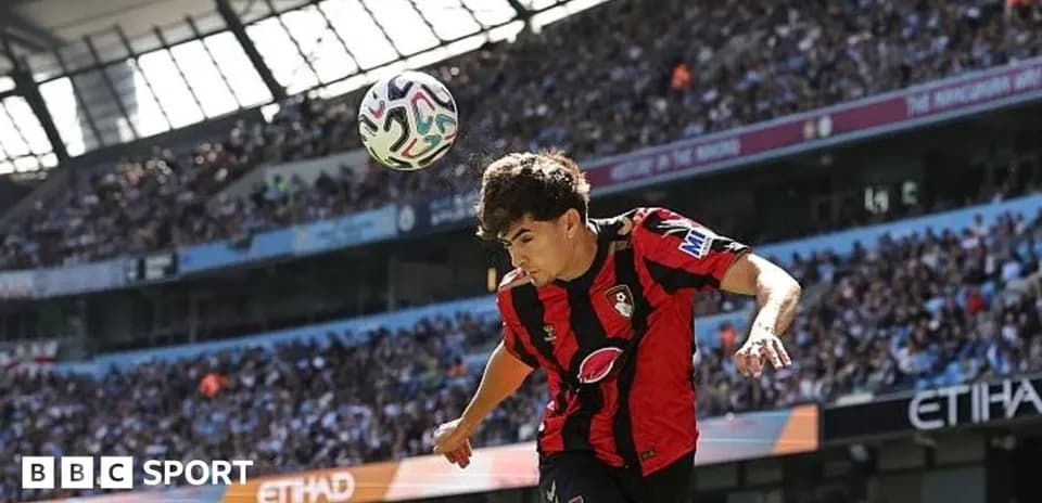 Joueur de Bournemouth en train de sauter pour frapper le ballon