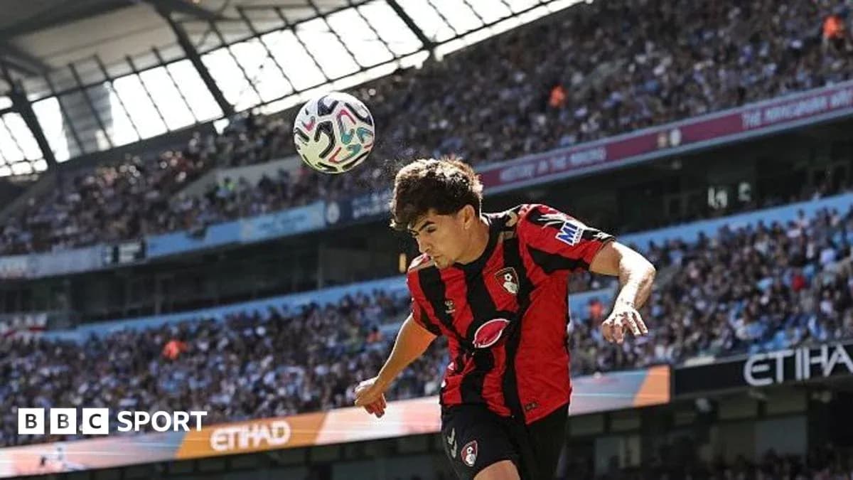 Joueur de Bournemouth en train de sauter pour frapper le ballon