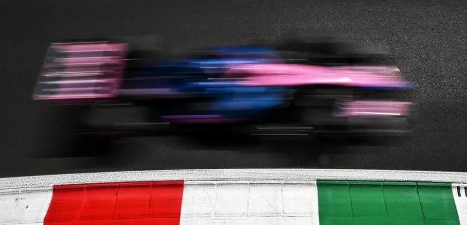 Voiture de course passant près des bordures colorées