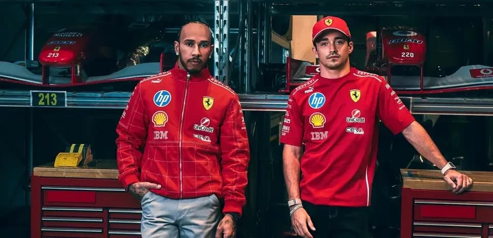 Lewis Hamilton et Charles Leclerc en tenue Ferrari