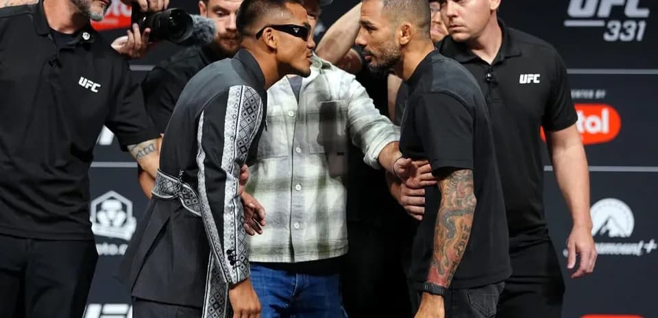 Deux combattants face à face lors de l'UFC 331