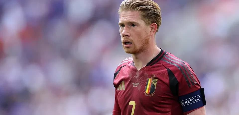 Joueur belge en action sur le terrain de football