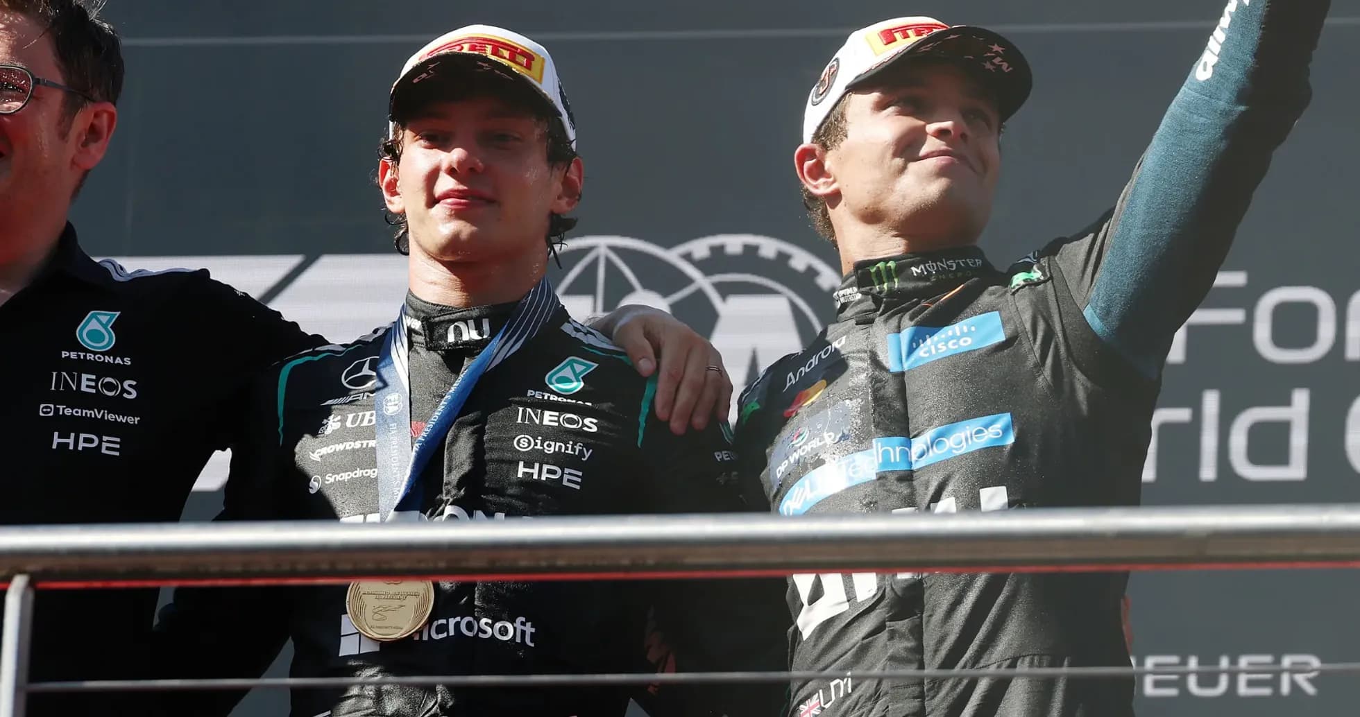 Pilotes sur le podium avec médailles après la course