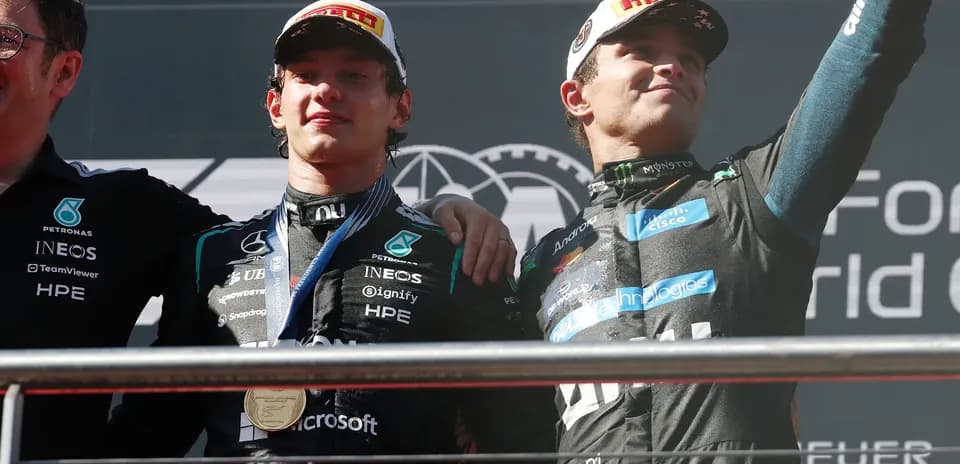 Pilotes sur le podium avec médailles après la course
