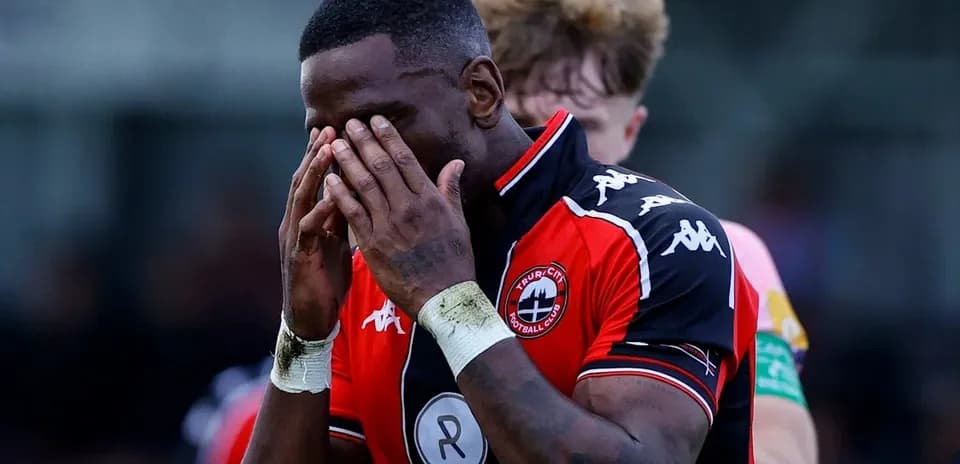 Joueur de Truro City se tenant le visage après un match