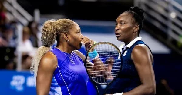 Deux joueuses discutant sur le court de tennis