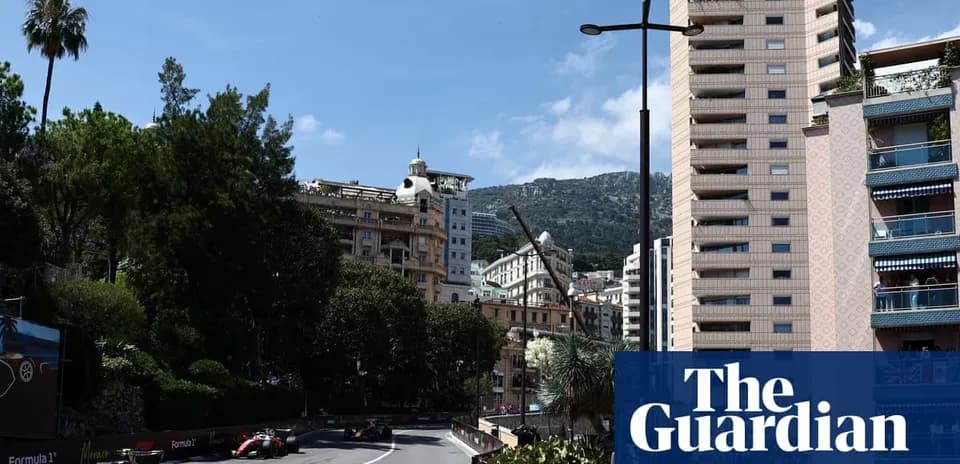 Voitures de Formule 1 sur circuit à Monaco