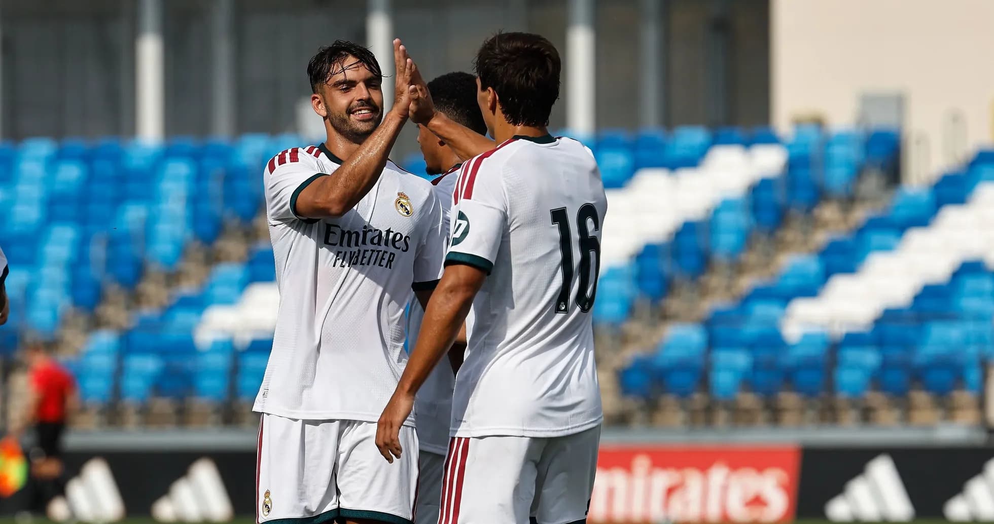 Joueurs du Real Madrid se félicitant après un but