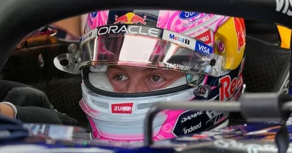 Pilote de Formule 1 dans son cockpit