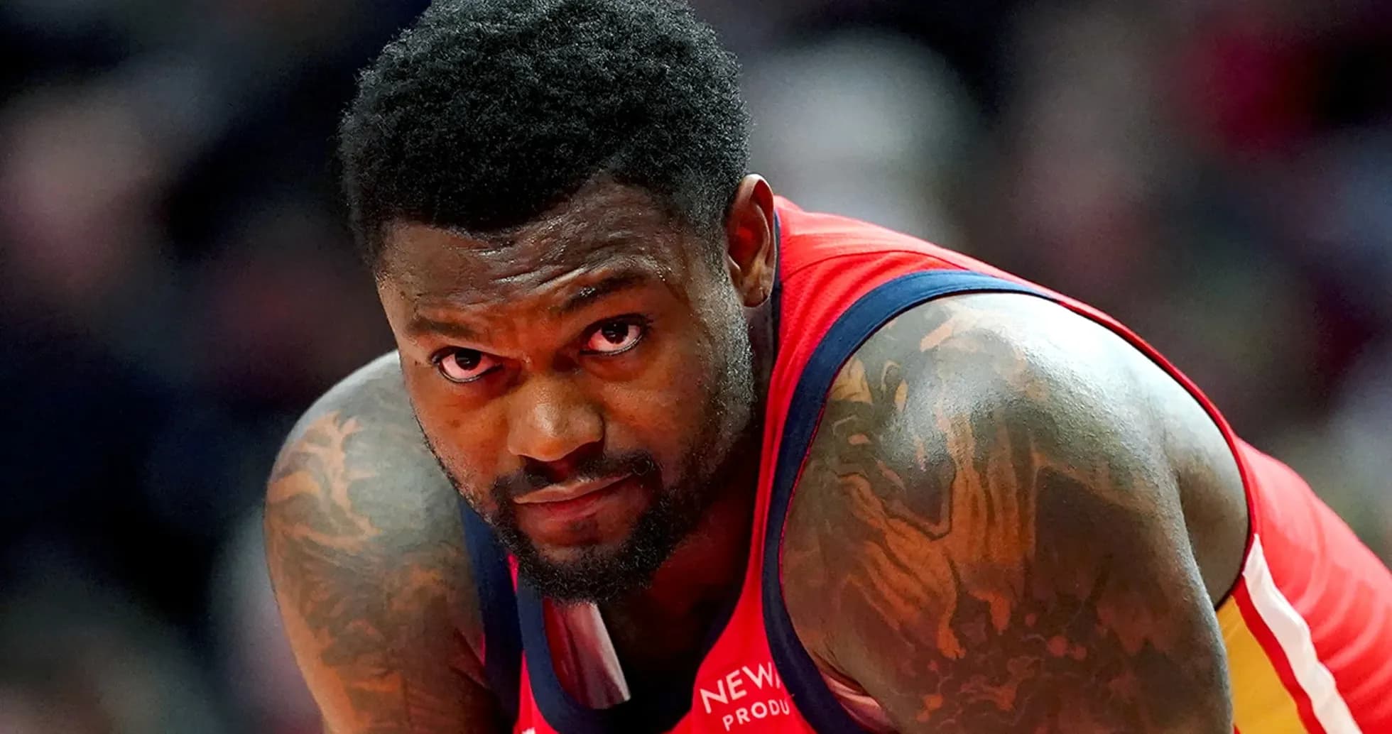 Joueur de basket en tenue regardant vers l'objectif