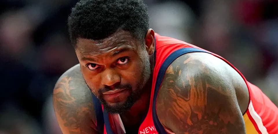 Joueur de basket en tenue regardant vers l'objectif