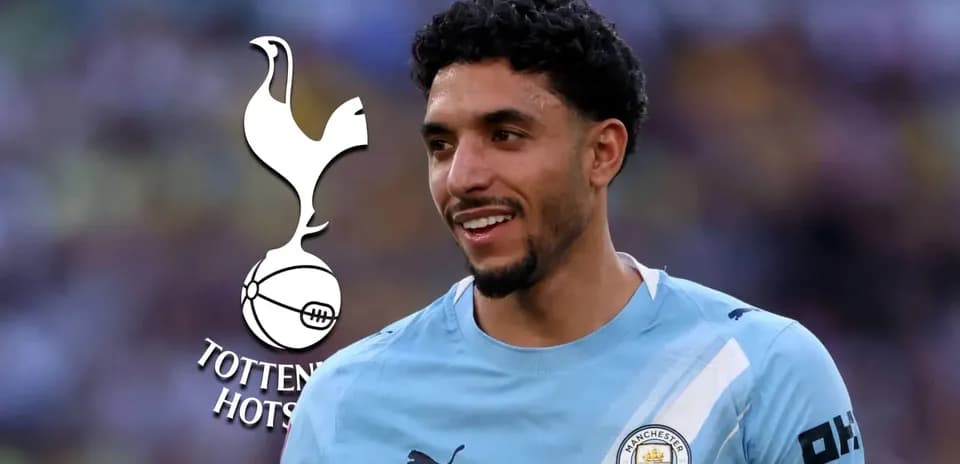 Joueur de Manchester City avec logo de Tottenham