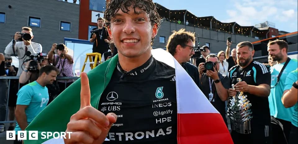 Pilote souriant avec drapeau italien après la victoire