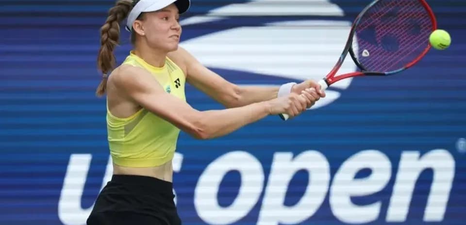 Joueuse frappant la balle au tournoi US Open