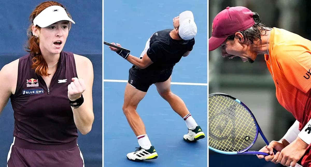 Trois joueurs de tennis en action sur le court