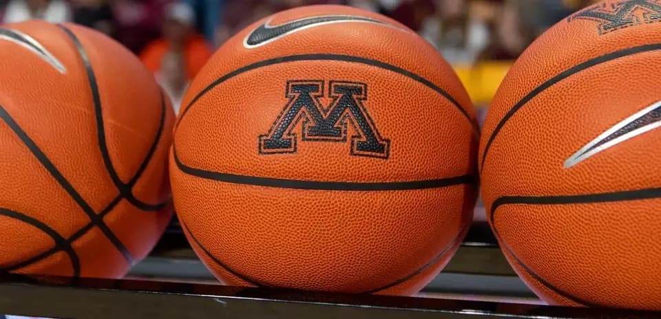 Trois ballons de basket avec logo universitaire