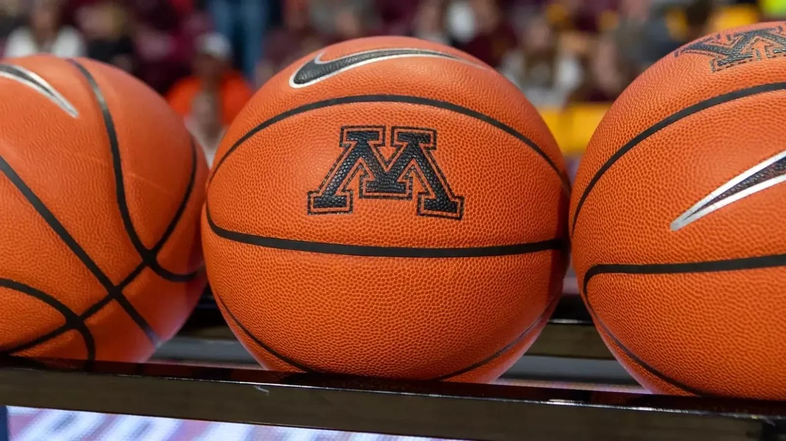 Trois ballons de basket avec logo universitaire