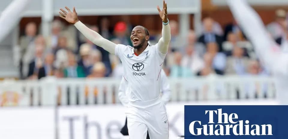 Joueur de cricket célébrant un wicket au stade