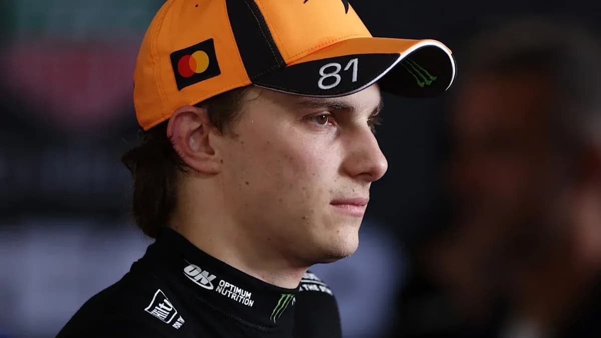 Pilote portant une casquette orange lors d'une interview