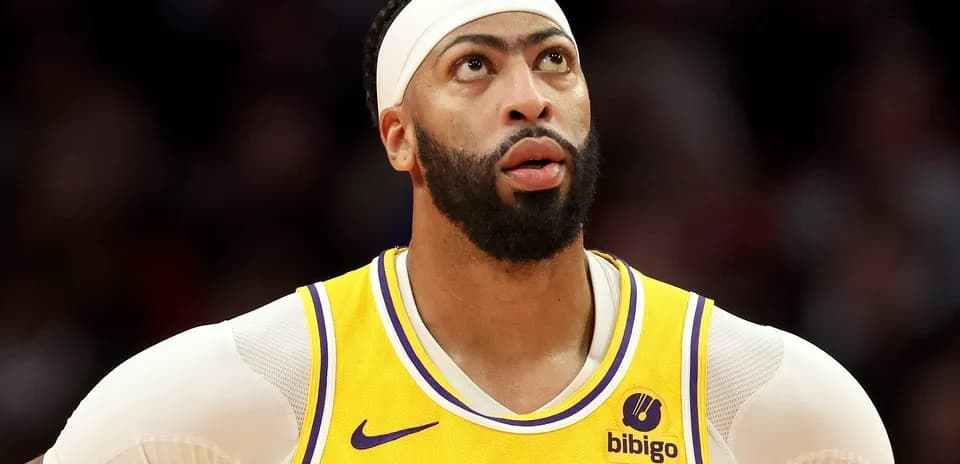 Joueur des Lakers regardant vers le haut pendant le match