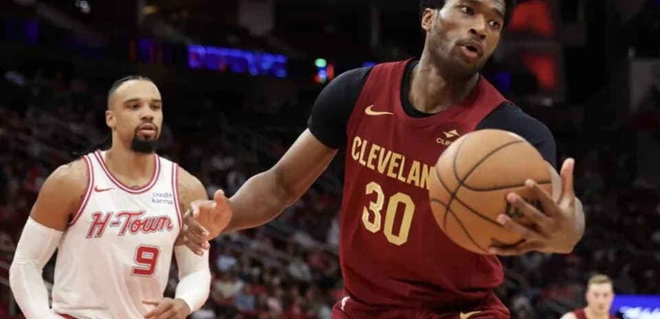 Joueur de Cleveland dribblant le ballon en match