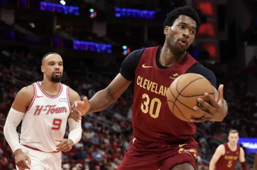 Joueur de Cleveland dribblant le ballon en match