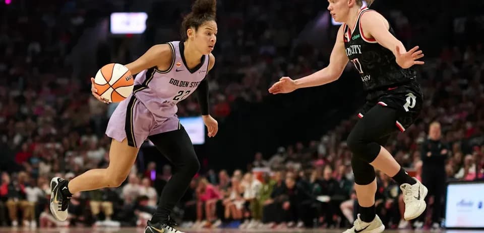 Joueuse de Golden State dribblant pendant le match