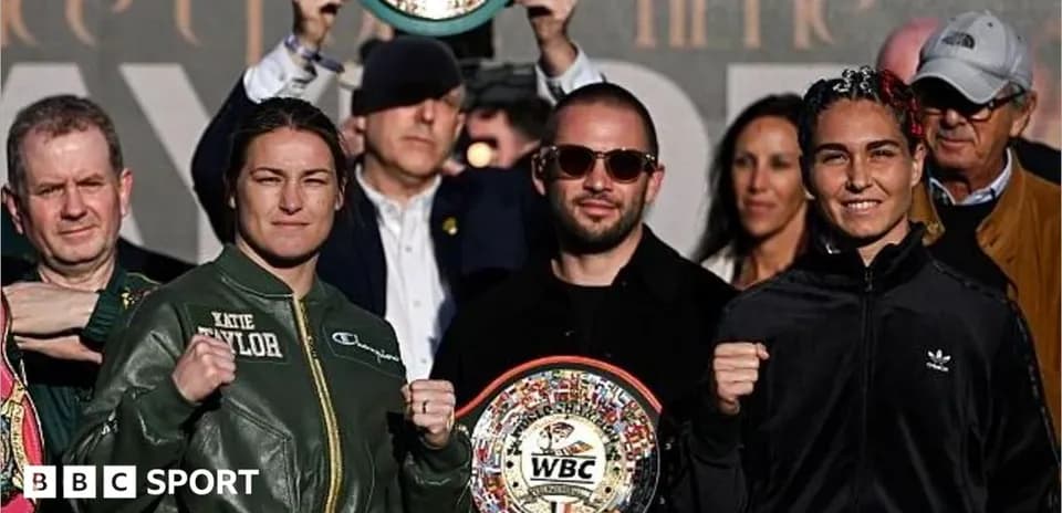 Katie Taylor et rivale présentant leurs ceintures WBC
