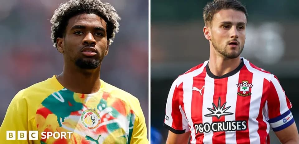 Joueurs en tenue de match, l'un avec un maillot sénégalais