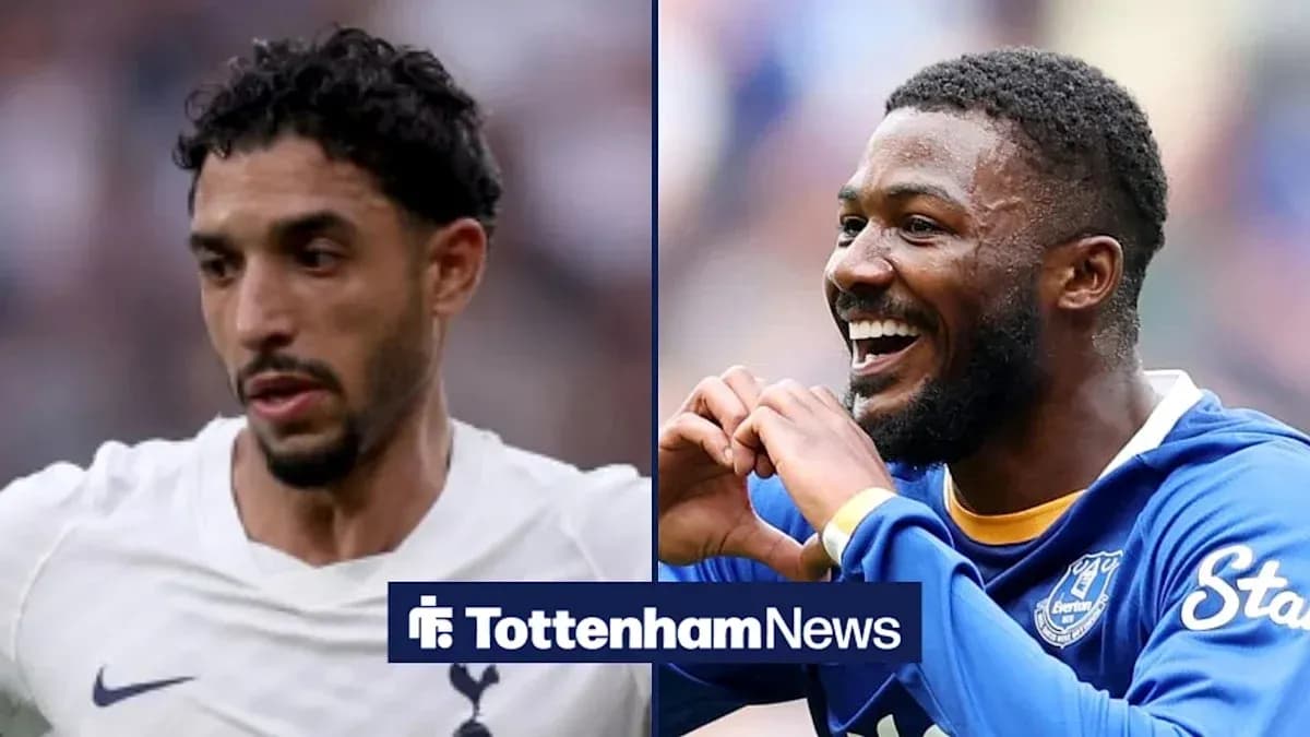 Deux joueurs de football en action sur le terrain