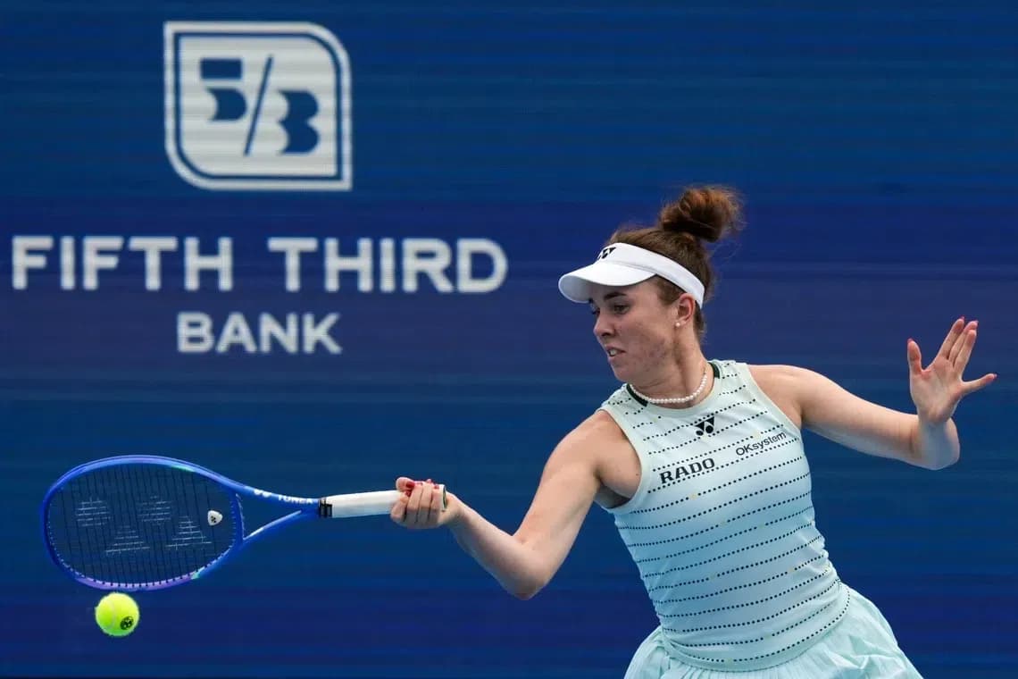 Joueuse de tennis frappant une balle sur le court