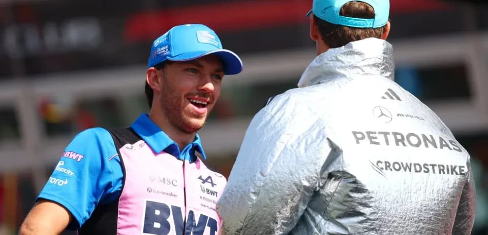 Pilote discutant avec un autre pilote sur le circuit