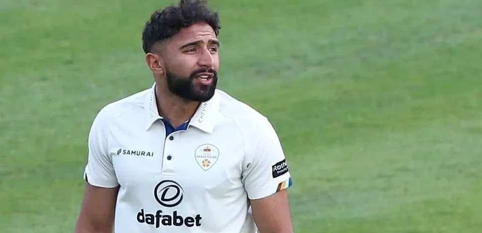 Joueur de cricket en tenue de Derbyshire sur le terrain