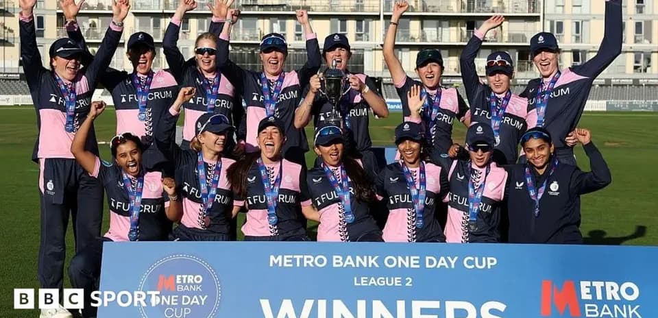 Équipe célébrant la victoire au Metro Bank One Day Cup