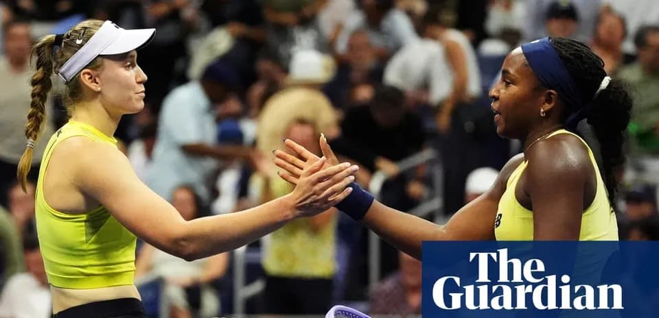 Deux joueuses se serrant la main après le match