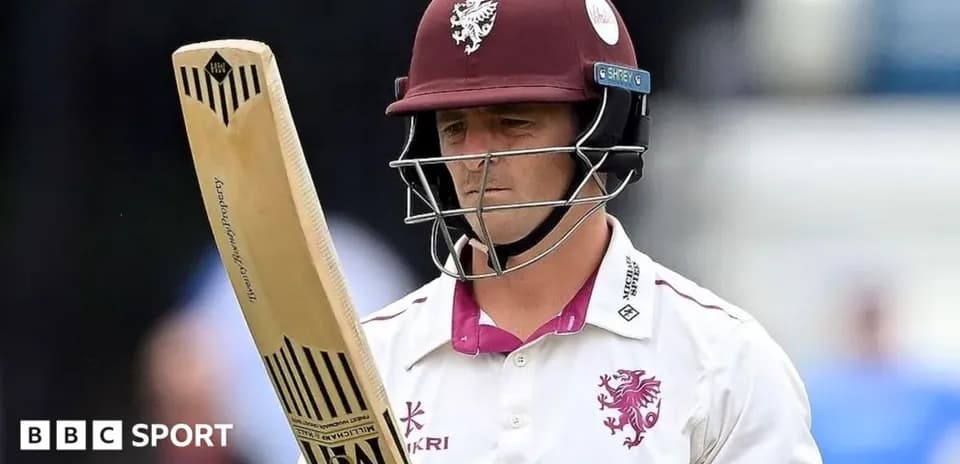 Joueur de cricket avec batte sur le terrain