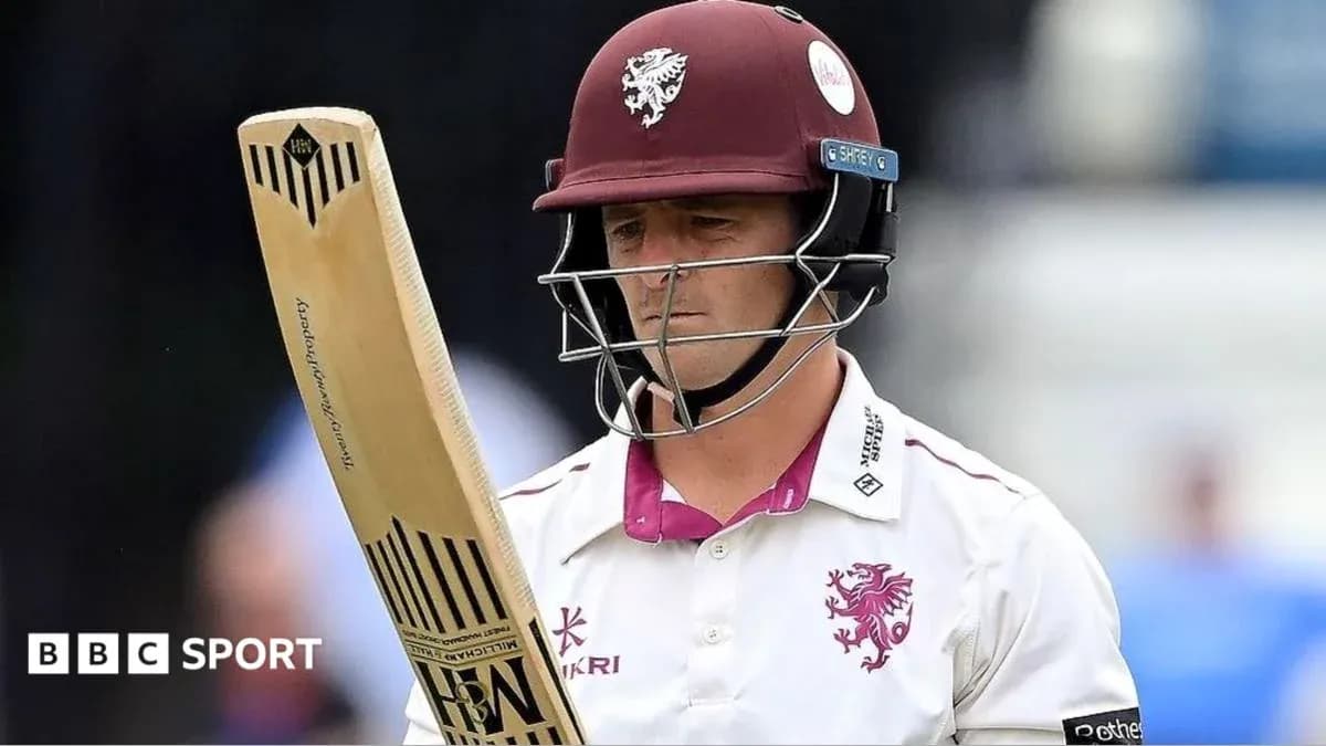 Joueur de cricket avec batte sur le terrain