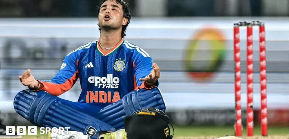 Joueur indien de cricket assis sur le terrain