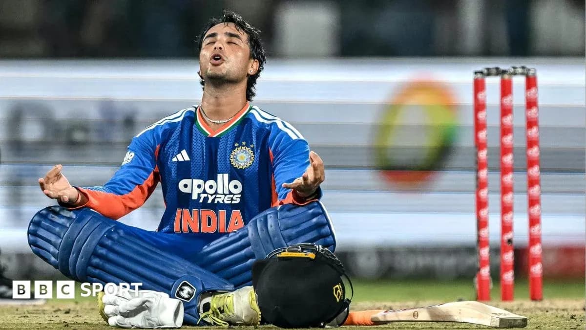 Joueur indien de cricket assis sur le terrain