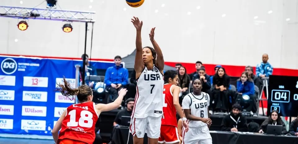 Joueuse américaine tirant au basket contre l'équipe rouge